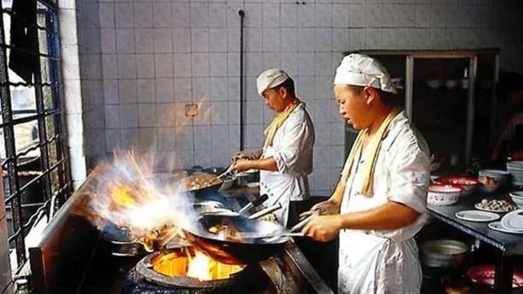 再说了，咱们现在才分出来，田地里的庄稼都还没播种，一家五口的口粮就那五十斤稻谷。